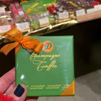 12/7/2019에 Danielle F.님이 teuscher Chocolates - Rockefeller Center에서 찍은 사진