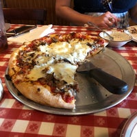 Foto tomada en Filippi&amp;#39;s Pizza Grotto- Napa  por Rick C. el 7/27/2018