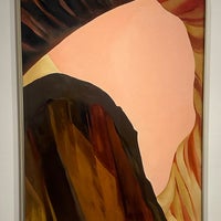 Foto diambil di Georgia O&amp;#39;Keeffe Museum oleh Kristen S. pada 10/7/2023