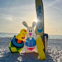 Foto diambil di Caddy&#39;s On The Beach oleh Kristen S. pada 3/31/2023