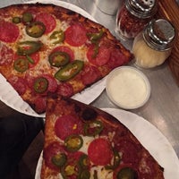 4/29/2015 tarihinde Yahdiel O.ziyaretçi tarafından Greenville Avenue Pizza Company'de çekilen fotoğraf