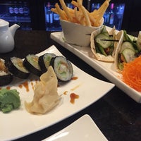 Foto scattata a Midori Sushi and Martini Lounge da Jeremiah C. il 11/11/2015
