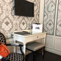 Foto diambil di Hôtel Saint Petersbourg oleh Masha pada 6/18/2018