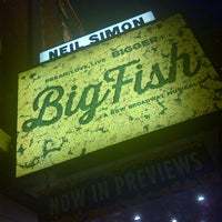 Foto tomada en Big Fish on Broadway  por Sabrina Rose D. el 9/9/2013