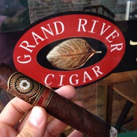 รูปภาพถ่ายที่ Grand River Cigar โดย Brian C. เมื่อ 7/15/2013
