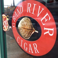 รูปภาพถ่ายที่ Grand River Cigar โดย Brian C. เมื่อ 12/8/2012