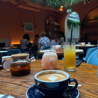 Das Foto wurde bei Lilly’s Café von Haya🌸 am 8/26/2022 aufgenommen