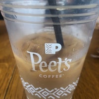 Foto scattata a Peet&amp;#39;s Coffee &amp;amp; Tea da K M. il 5/18/2019
