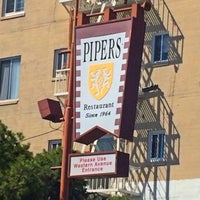 Das Foto wurde bei Pipers Restaurant von Offbeat L.A. am 1/28/2016 aufgenommen