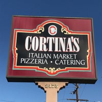 Das Foto wurde bei Cortina&amp;#39;s Italian Market &amp;amp; Pizzeria von Offbeat L.A. am 3/3/2018 aufgenommen