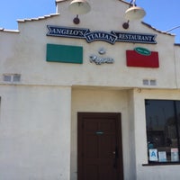Photo prise au Angelo&amp;#39;s Italian Restaurant &amp;amp; Pizzeria par Offbeat L.A. le4/28/2016