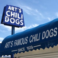 4/4/2016 tarihinde Offbeat L.A.ziyaretçi tarafından Arts Famous Chili Dog Stand'de çekilen fotoğraf