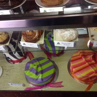 รูปภาพถ่ายที่ Tammie Coe Cakes and MJ Bread โดย Carlos เมื่อ 11/8/2013