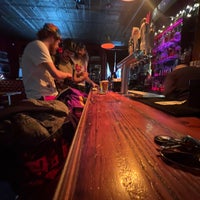 Foto tirada no(a) East River Bar por Don W. em 10/28/2022