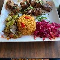 Das Foto wurde bei Cafe Efendi Mediterranean Cuisine von Güney am 4/27/2020 aufgenommen