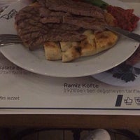 รูปภาพถ่ายที่ Köfteci Ramiz โดย Yasemin A. เมื่อ 12/15/2017