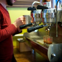 10/15/2013 tarihinde Alabaster Coffee Roaster &amp;amp; Tea Co.ziyaretçi tarafından Alabaster Coffee Roaster &amp;amp; Tea Co.'de çekilen fotoğraf