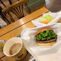 Photo taken at Freshness Burger by yori1963 on 4/4/2021