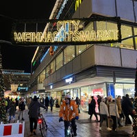 Photo taken at Weihnachtsmarkt an der Gedächtniskirche by Virgílio F. on 12/9/2022
