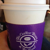 Foto tirada no(a) The Coffee Bean &amp;amp; Tea Leaf por Jenn C. em 10/6/2012