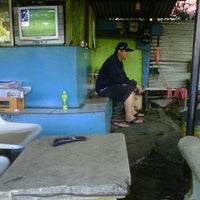 Photo taken at Arema Car Wash by Hendra on 12/15/2012