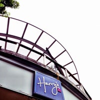 Photo taken at Harry&amp;#39;s Bar &amp;amp; Restaurant by Kin-Soon on 5/1/2013