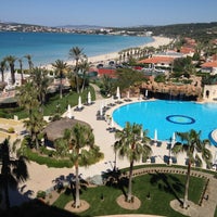 Photo taken at Sheraton Çesme Hotel, Resort and SPA by Emine D. on 4/13/2013