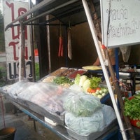Photo taken at ร้านข้าวต้ม ไดนาโม ถนนนวลจันทร์ by อัศวินสีส้ม on 12/26/2012