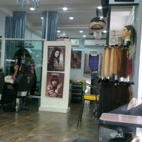 Foto tomada en Metamorphosis Hair Salon  por Chirawan P. el 12/16/2012
