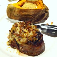 Photo taken at LongHorn Steakhouse by Damian D. on 9/15/2012