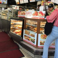 รูปภาพถ่ายที่ Fluffy&amp;#39;s Cafe &amp;amp; Pizzeria โดย Jennifer H. เมื่อ 9/28/2017