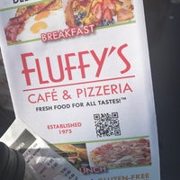 รูปภาพถ่ายที่ Fluffy&amp;#39;s Cafe &amp;amp; Pizzeria โดย Jennifer H. เมื่อ 8/30/2017