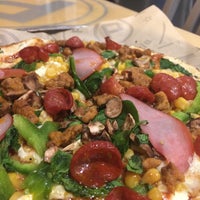 Photo taken at Pieology Pizzeria by Leandra P. on 9/4/2016