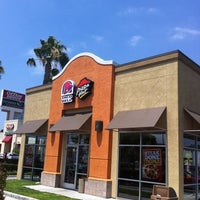 Photo taken at Taco Bell by TenHiro on 8/11/2011