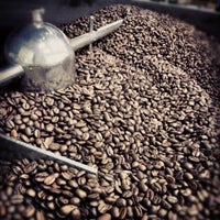Foto tirada no(a) Koffiebranderij Fascino Coffee por Lieke H. em 12/18/2012