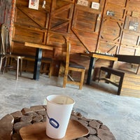 Das Foto wurde bei BEAR CUB ®️ Specialty coffee Roasteryمحمصة بير كب للقهوة المختصة von Eng.Khalid A. am 1/27/2023 aufgenommen