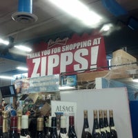 Foto scattata a Zipps Liquors da Chad H. il 10/13/2012