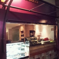 รูปภาพถ่ายที่ Café Corbucci โดย Cris M. เมื่อ 9/30/2012
