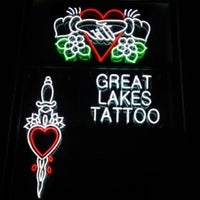 Das Foto wurde bei Great Lakes Tattoo von Allison A. am 7/26/2013 aufgenommen