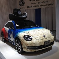รูปภาพถ่ายที่ Volkswagen Showroom at the State Fair โดย Christina เมื่อ 10/6/2012