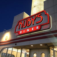 รูปภาพถ่ายที่ Ruby&#39;s Diner โดย Joseph เมื่อ 1/20/2013
