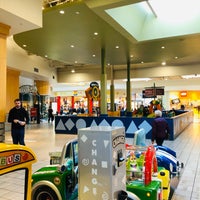 รูปภาพถ่ายที่ Alderwood Mall โดย Allen C. เมื่อ 12/2/2019