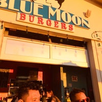 Foto tomada en Blue Moon Burgers Alki  por Allen C. el 6/24/2017
