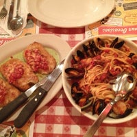 Photo taken at Buca di Beppo by Jee-Min on 4/27/2013