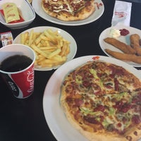 Photo taken at Pizza Pizza by Merve Ş. on 6/26/2016