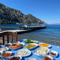 Foto scattata a Delikyol Deniz Restaurant Mehmet’in Yeri da 👑 E 👑 il 9/23/2023