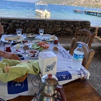 Foto scattata a Delikyol Deniz Restaurant Mehmet’in Yeri da 👑 E 👑 il 8/6/2022