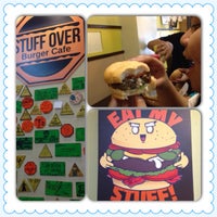 รูปภาพถ่ายที่ Stuff Over Burger Cafe โดย Judy Santeco🌺 เมื่อ 12/13/2014
