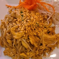 Foto diambil di Nooddi Thai Chef oleh Mari C. pada 7/30/2022