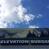 Foto tomada en Elevation Burger  por Luisger L. el 7/31/2015